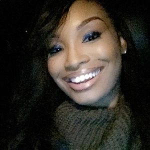 Meet your Posher, Akia